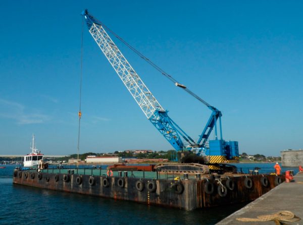 Crane / spud barge – For sale